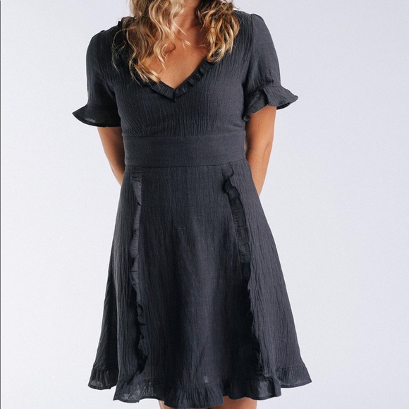 Vinnie Louise Dresses & Skirts - NWT Navy Woven Dress With Ruffled Trim